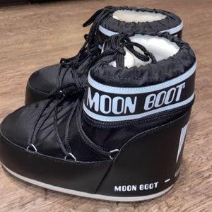 NEW Moon Boots